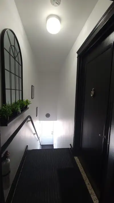 Appartement rénové et disponible - 2 chambres et 4 1/2. Au 2e étage, avec balcons avant et arrière....