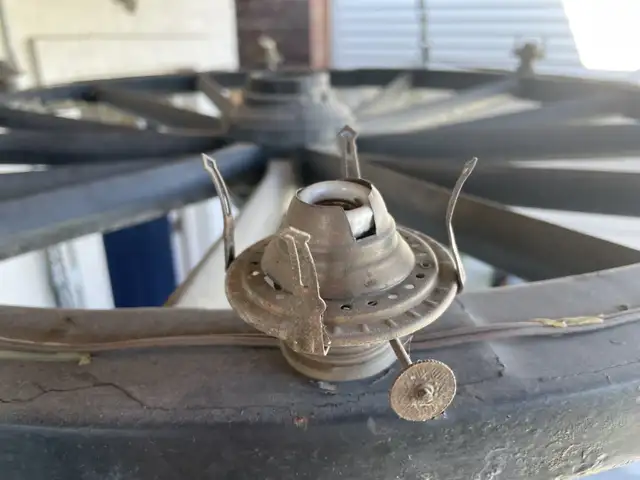 Vintage wagon wheel chandelier light in Indoor Lighting & Fans in City of Toronto - Image 4