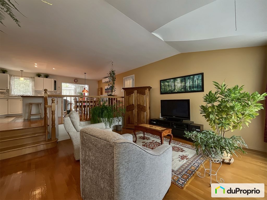 $549,000 - Split Level for sale in Granby — photo 3