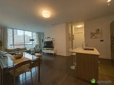 Unité de coin avec 2 chambres à coucher, 2 salles de bain, ainsi qu'un espace de stationnement intér...