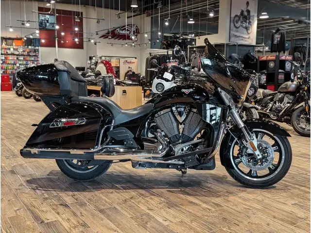 2016 Victory Motorcycles Cross Country Tour // Gloss Black in Sport Touring in Winnipeg - Image 3