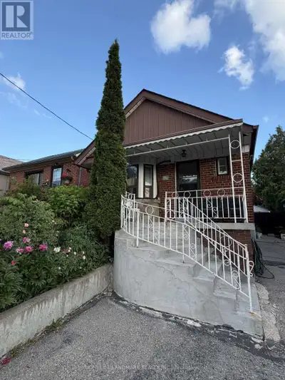 Bright and well-maintained private room in a detached home located in a convenient, family-friendly...