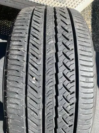 a nice all season performance yokohama tire in great shape with good tread (1 TIRE ONLY) size 225/40...