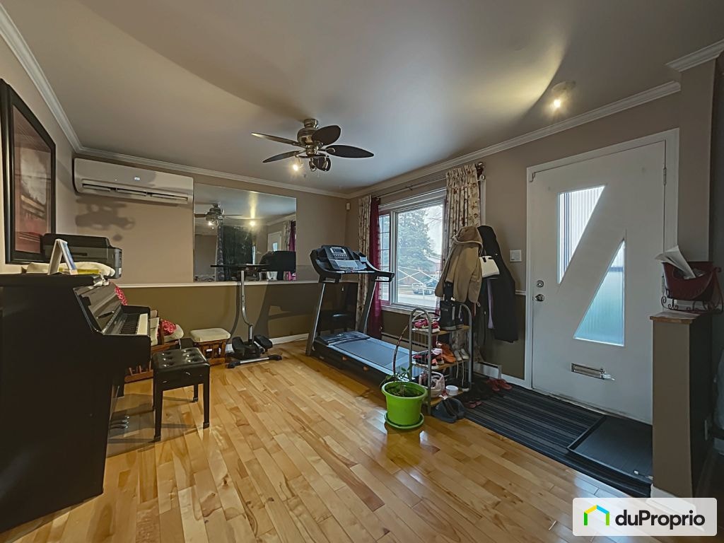 $695,000 - Bungalow for sale in Longueuil (St-Hubert) — photo 2