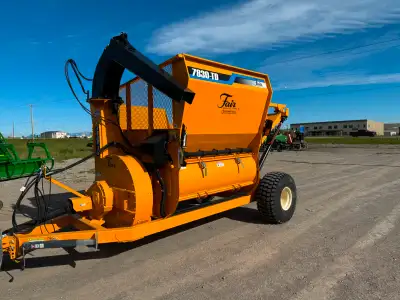 The 7830-TD Bale Processor is our Top Discharge round hay bale processor & straw blower with casting...