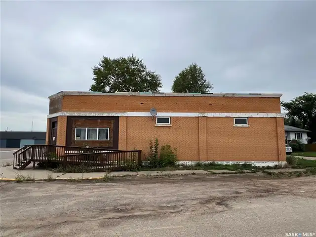 *** JUST LISTED *** 401 3rd AVENUE E63347542033155122