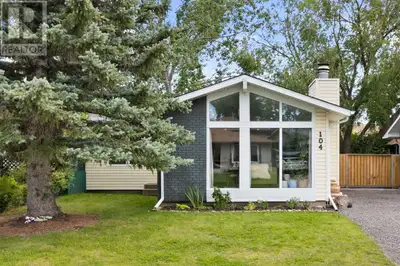 3-BED | 2.5 BATH | 2,292 TOTAL SQ.FT. | FULLY RENOVATED | FINISHED BASEMENT | Welcome to this beauti...