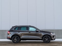 CARGET AUTOMOTIVE is thrilled to offer this 2017 Volkswagen Touareg Wolfsburg Edition, a premium mid... (image 5)
