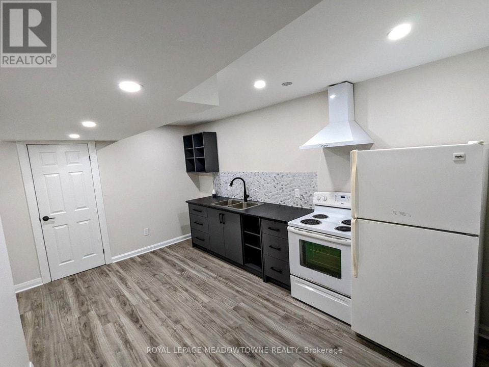 B - 737 BOTANY HILL CRESCENT Newmarket (Huron Heights-Leslie Val 4
