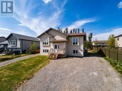 Welcome to 28 Stope Way, a beautiful CanCor built home located in the family-friendly neighbourhood...