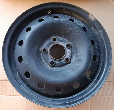 A vendre: 2 x roues en acier presque neuves, 16 x 6.5", bolt pattern 5 x12, pour Volkswagen ou Merce...