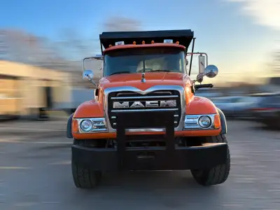 SPIF23 CERTIFIED Steerable Lift Tandem Axle Original Low km - 363,973 km (16,593 hours) Mack Engine,...