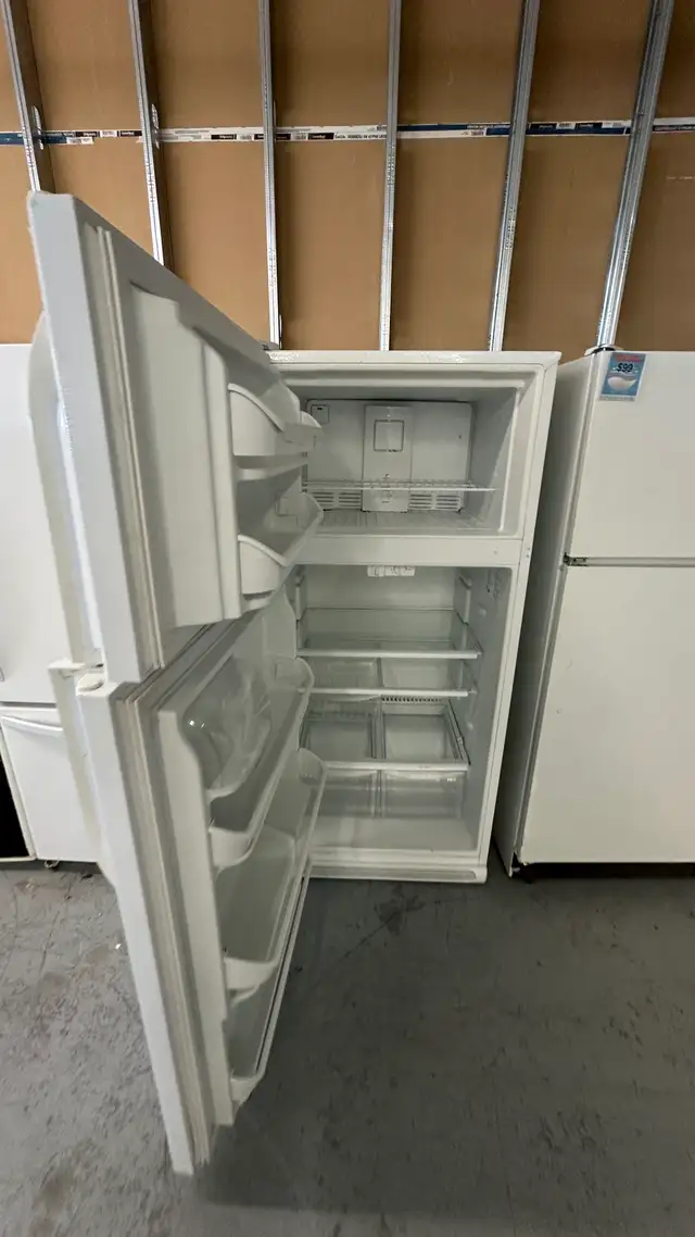 3202- Réfrigérateur Frigidaire blanc top freezer white fridge 30 in Refrigerators in City of Montréal - Image 3