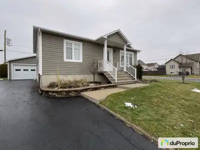 Maison lumineuse de 4 chambres - à aire ouverte avec un garage détaché de 20 par 24 pieds chauffé et...