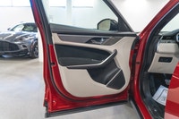 Jaguar F-PACE P550 AWD SVR 2022: - Extérieur métallisé rouge FIRENZE avec intérieur en cuir et daim... (image 9)