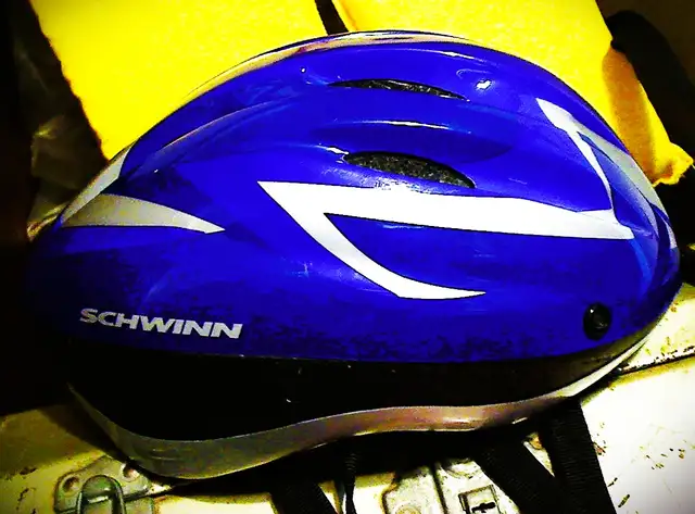 SCHWINN HELMET in Clothing, Shoes & Accessories in Kitchener / Waterloo - Image 2