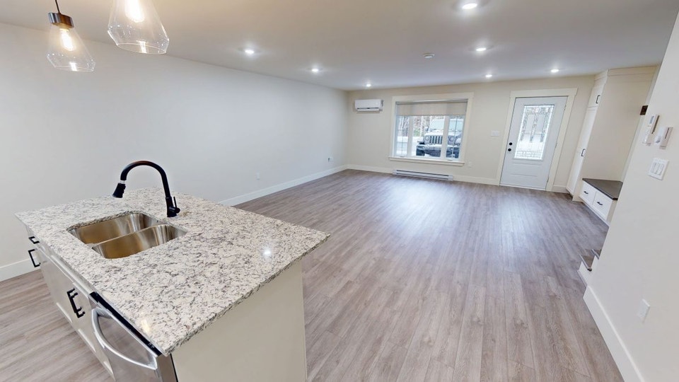 DECEMBER 1ST - 2 BED/1.5 BATH - TOWNHOUSE + BALCONY - UPTOWN 4