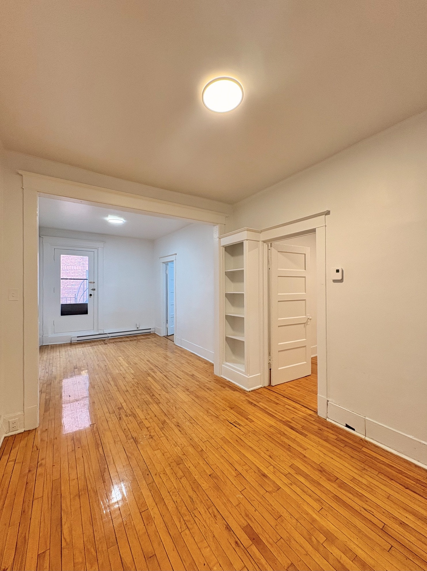 2093 Av. Bulmer — photo 1