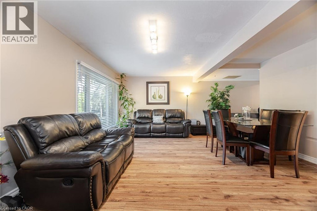 1021 FALGARWOOD Drive Oakville, Ontario in Houses for Sale in Oakville / Halton Region - Image 4