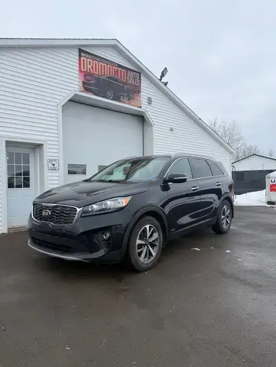 Experience luxury and versatility at its finest with the 2019 Kia Sorento EX V6 AWD Automatic. This...