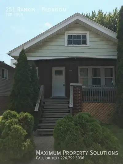 Loft Bedroom for rent close to University of Windsor! Loft Bedroom available next door to the Univer...
