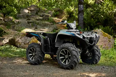 APPLY NOW: https://www.ridecollective.ca/get-pre-approved The 2024 Yamaha Grizzly 700 EPS SE feature...