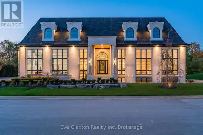 Exclusive Custom-Built Bungalow in Prestigious Heritage Lake Estates . Welcome to a truly one-of-a-k...
