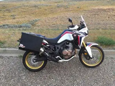MOTORCYCLE LUGGAGE, MADE BY DIRTBAGGS. MADE IN CANADA, WATERTIGHT, LIGHTWEIGHT, POWDER COATED INSIDE...