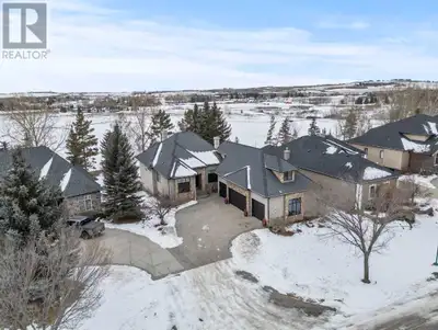 Wowza!!!! Welcome to 31 Summit Pointe Drive, a luxurious haven nestled in one of the most prestigiou...