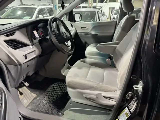 2015 Toyota Sienna LE in Cars & Trucks in City of Montréal - Image 9