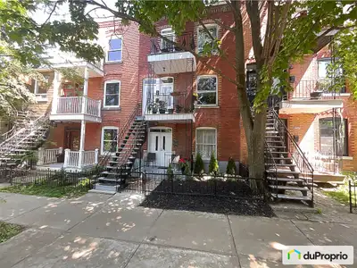 Situé dans une rue résidentielle calme et bordée d'arbres dans le très recherché quartier de Villera...