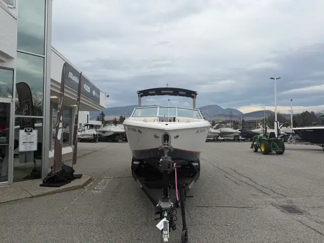 2019 Cobalt R7 Surf in Powerboats & Motorboats in Saskatoon - Image 4