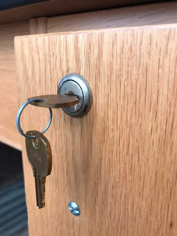 Îlot de laboratoire (table) in Dressers & Wardrobes in Drummondville - Image 3