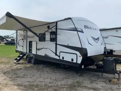 **FINANCING AVAILABLE** 2022 Keystone Bullet 250BHS Ultra Light Bunkhouse travel trailer with slide...