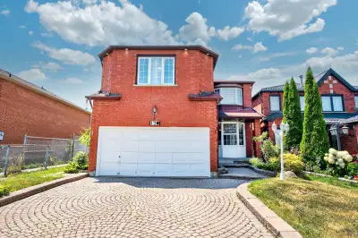 A stunning and spacious home in a highly sought-after location, perfect for large families. Featurin...