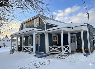 Fermette à louer – La Plaine, Terrebonne Disponible 1er Mai Maison rénovée 3 chambres + Grange + Ter...