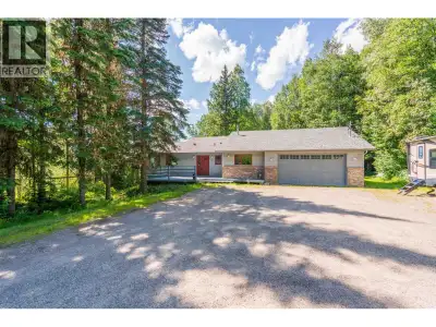 This great family home offers space for all the growing family. Built in 1992 by Northern Traditiona...