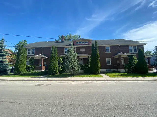 2 Bedroom Apartment Main Floor - 4994 MAPLE ST.