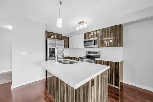 Don’t miss this bright & stylish 2 bedroom, 2 bathroom corner unit right in the heart of Maple Ridge...