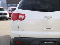 2012 CHEVROLET TRAVERSE LTZ - DUAL-CLIMATE CONTROL - HEATED AND VENTILATED FRONT SEATS - POWER WINDO... (image 8)