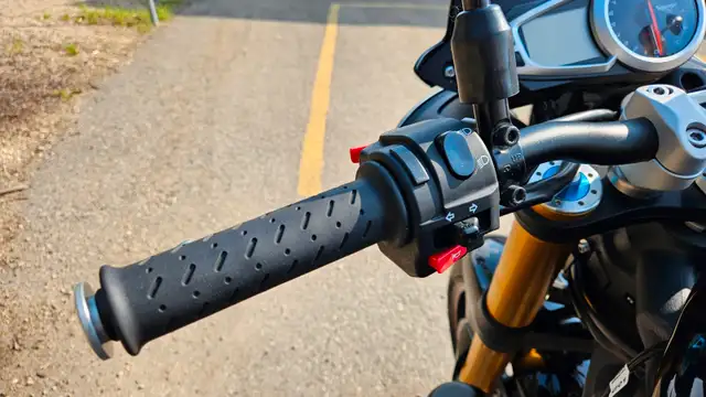 2015 Triumph Speed Triple R ABS - Only 5400km! in Street, Cruisers & Choppers in Edmonton - Image 14