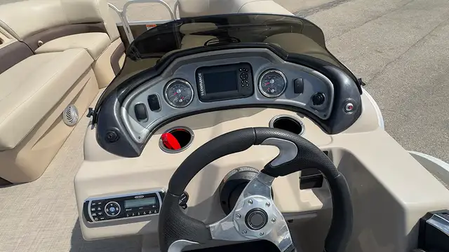 2019 Sun Tracker Party Barge 22 DLX -used pontoon boat in Powerboats & Motorboats in Prince Albert - Image 18