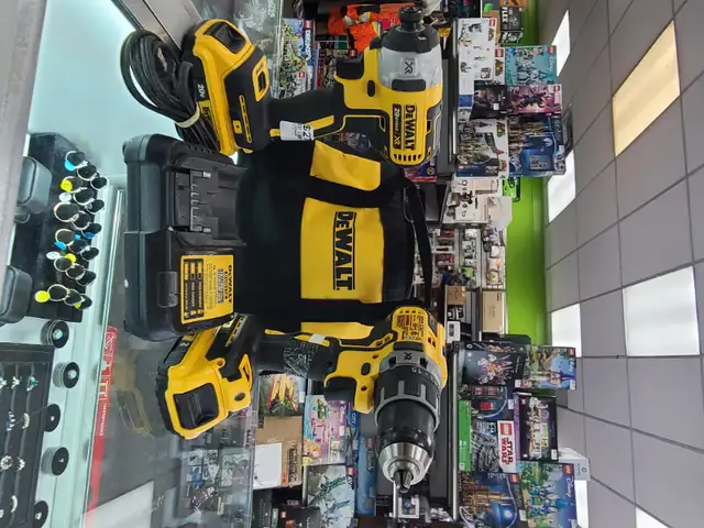 Dewalt -Drill/Driver Kit in Other in Oakville / Halton Region - Image 3