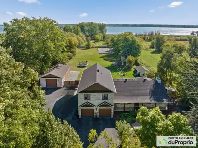 Découvrez cette spacieuse demeure à étage et intergénération , sise sur un vaste terrain de +ou - 14...