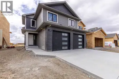 A custom build by Janus Homes in the growing subdivision of Garry Station East! This bi-level + bonu...