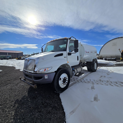 2022 International MV607 Single Axle Water Truck Only 726 hours 7369 km 2000 gal Steel Tank PTO Driv...