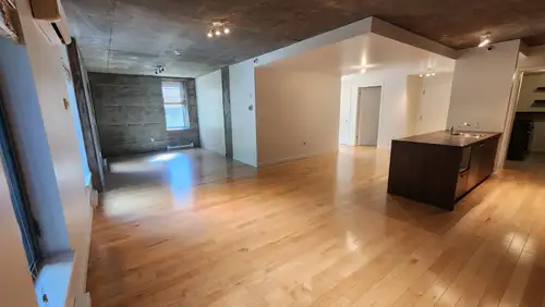 Magnifique condo 2 chambres haut de gamme situé au 4070 avenue Benny, dans le secteur recherché de N...