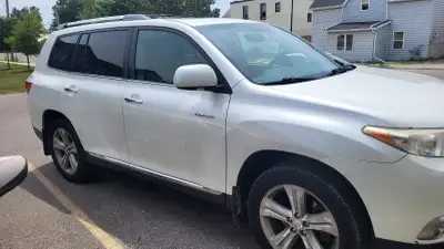 Toyota Highlander 2012 in excellent condition. Moving Sale