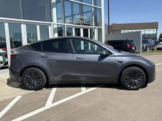 2023 Tesla Model Y Base560187802376611848