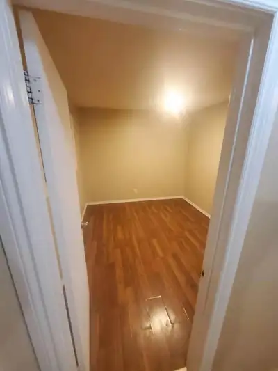 Nice Room in Premium Condo across Londonderry Mall